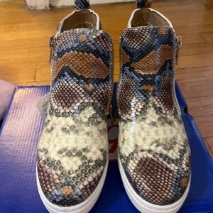 Rouge Camel Snake Wedge